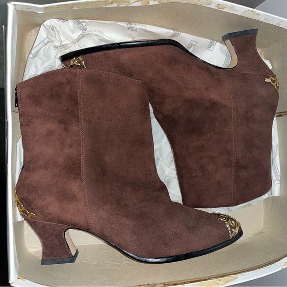 NWT/NIB Jasmin low heel brown suede shoe boots with gold toe and heel, size 6.5 - Picture 7 of 13